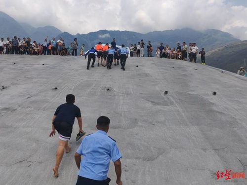 大伯不慎掉入运河 多人接力救人