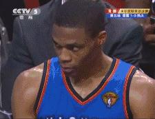 威少关键时刻一攻一防拯救掘金：他如何成为球队的英雄