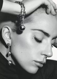 Lady Gaga在Coachella音乐节的表现如何？一场震撼的视听盛宴