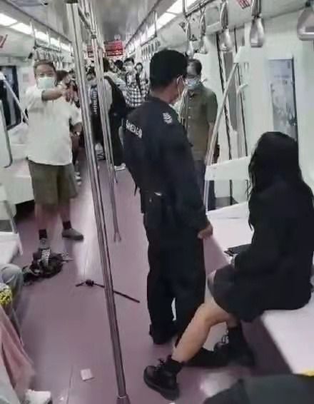 地铁被辱骂衣服脏乘客家属发声：真相远比表面更复杂