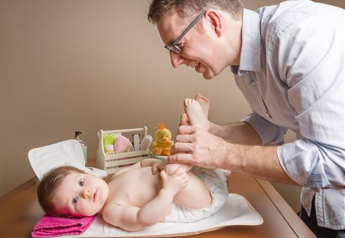 孩子趴着睡觉被爸爸拿来当手机支架，背后的故事让人深思