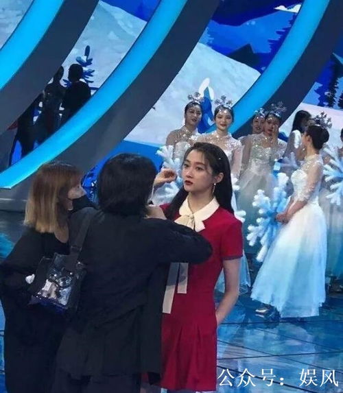 关晓彤五四晚会录制路透：青春与美的碰撞