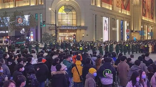 上海南京路再现拉链式人墙：一场秩序与混乱的完美平衡