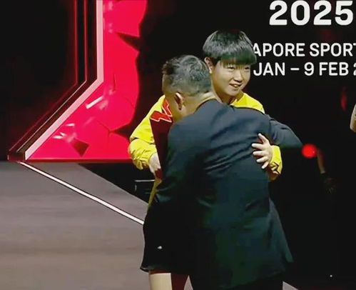 刘国梁为孙颖莎颁发冠军奖杯：荣耀背后的拼搏与成长