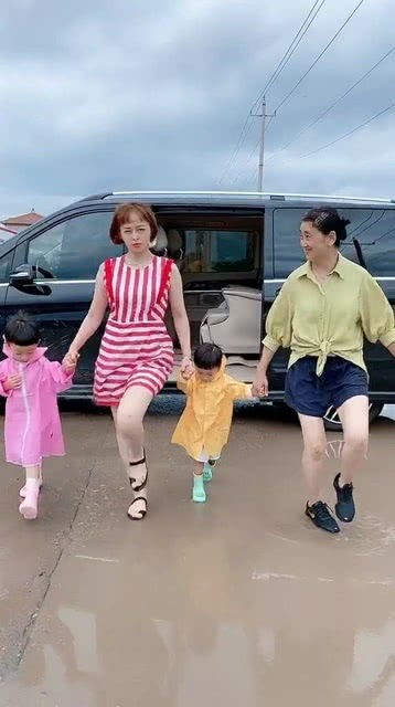 奶奶带娃——踩水坑的温馨故事