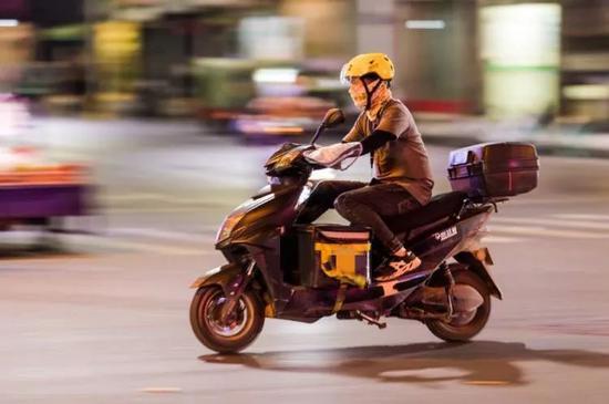 探访外卖骑手现状：他们的生活与未来