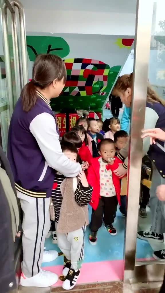 接孩子放学也是一种幸福