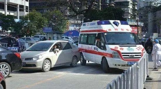 男子不满前车礼让救护车狂按喇叭别车，结局大快人心！