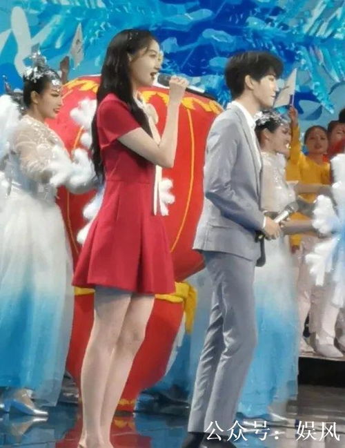 关晓彤五四晚会齐刘海造型惊艳全场，甜酷与优雅并存