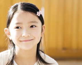 被质疑AI美貌女生不想因聋哑被同情：真实故事背后的思考