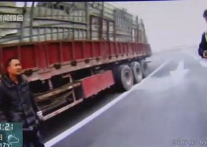 半挂车高速起火致多辆问界车被烧，物流致歉背后的真相