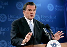 美国土安全部长餐厅遇窃：重要证件被偷，背后故事令人深思