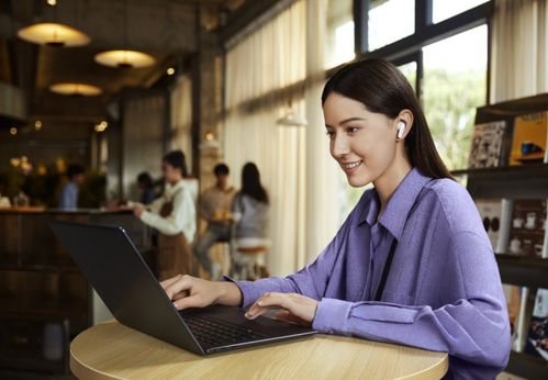 一个人专注倾听的场景