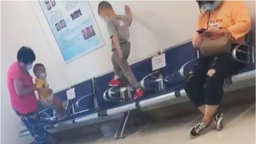 家长搀扶孩子离开考场