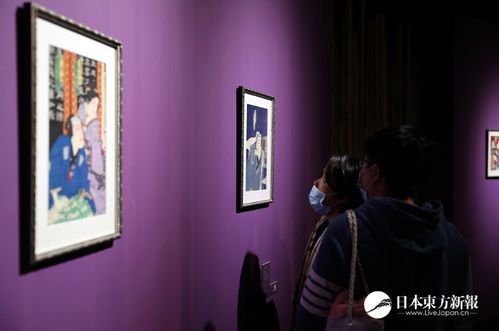 两位参观者在讨论