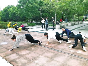 清晨公园里廖俊波为老人按摩