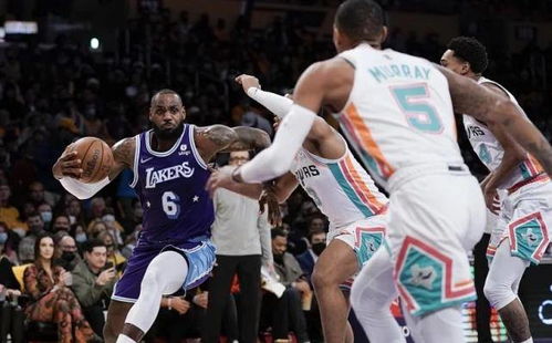 湖人球员进行防守