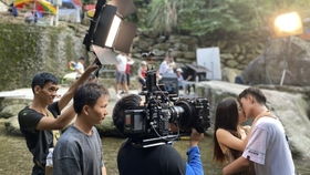 宁艺卓ELLE封面拍摄花絮