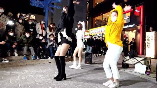 他在热闹的街头尽情展现自己的舞蹈才华