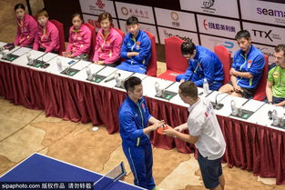 马龙与球迷合影留念