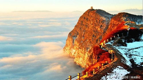 月亮倒映在江水中的美丽景象