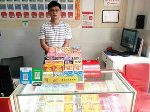 展示刮刮乐销售点的热闹场景