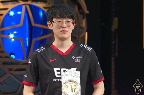 Scout举起奖杯的庆祝画面