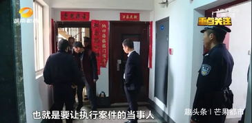 法庭外等待正义