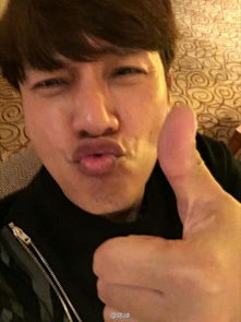 陈坤晒怼脸素颜照，白发苍苍的他依旧帅气逼人