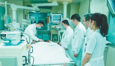 父亲病危请假照顾被开除，公司被判赔11万！从法律角度如何解读？