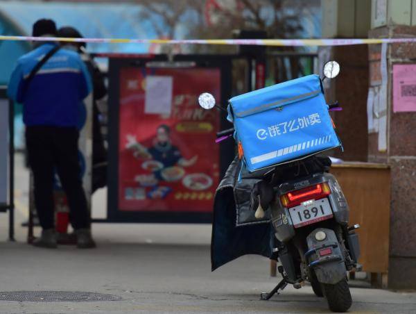 外卖骑手忙碌工作的场景
