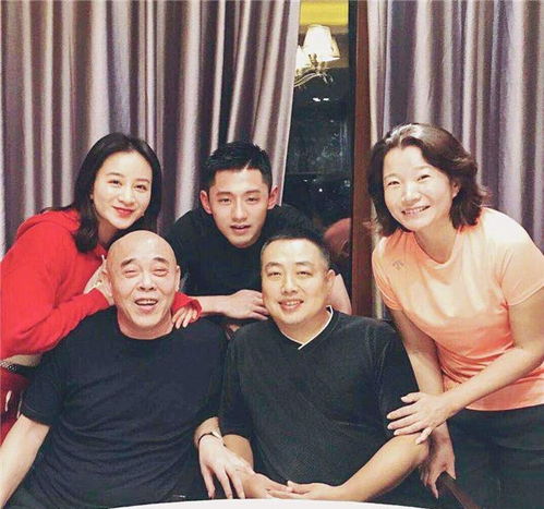 刘国梁微笑面对镜头