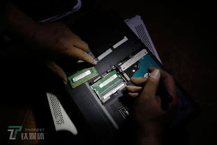 买家正在仔细检查电脑配置