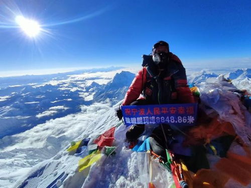 攀登高峰的男人