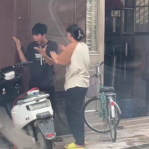 理发纠纷升级！店主与顾客的剪刀风波背后