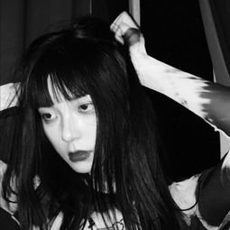 一位表情悲伤的女子