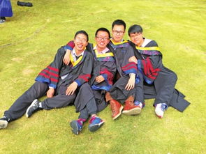 杨紫与张小斐、雷佳音合影