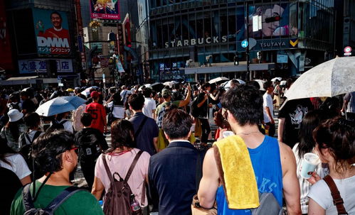 街头人群<p>与此同时，也有不少人提出疑问：如果真的发生类似情况，应该如何保护自己和家人的安全？专家建议，遇到危险时应尽量保持冷静，寻找机会报警求助，避免直接对抗以免造成更大伤害。</p><p style=