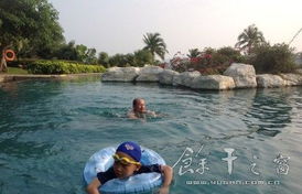 父亲教孩子游泳的场景