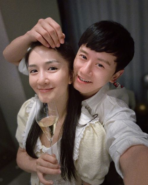 一个露出幸福笑容的人