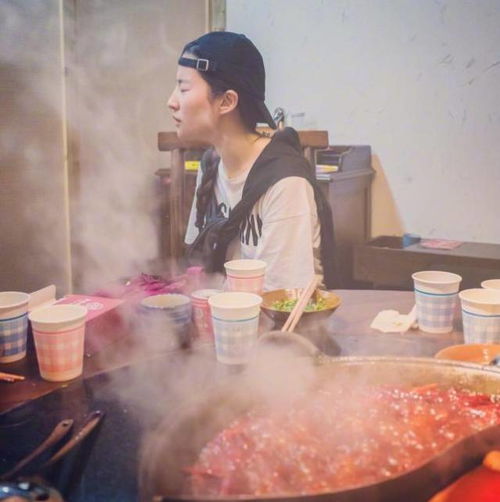 刘亦菲逛展后吃火锅：自带聚光灯的她，美得让人移不开眼