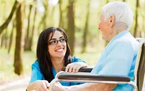 老人正与一对年轻情侣愉快交谈