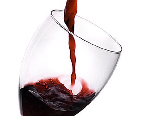 法棍面包与红酒的完美组合