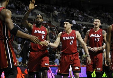 巴特勒倒地受伤提前离场，热火的胜利蒙上阴影