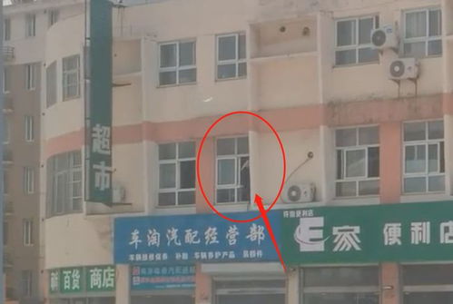 女子上厕所遭陌生男子闯入并反锁，真相令人愤怒