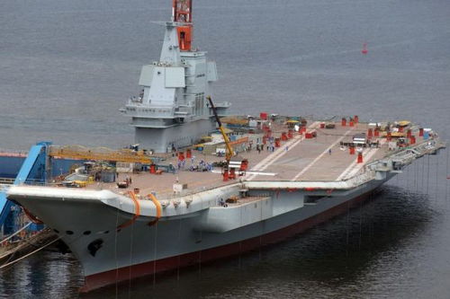 航母停泊在港口