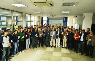 科研人员庆祝任务成功