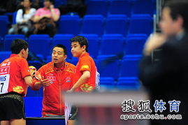 刘国梁在场边认真指导队员