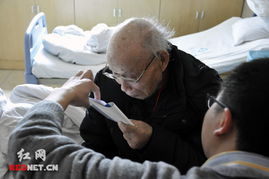 当86岁的爷爷摆摊写婚书：中老年爱情的另一种浪漫