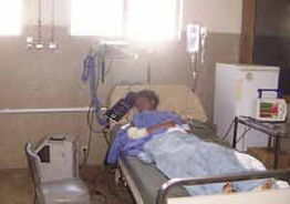 获救的孩子在医院接受治疗